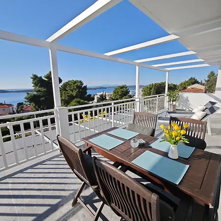 Apartament Mare 2 *